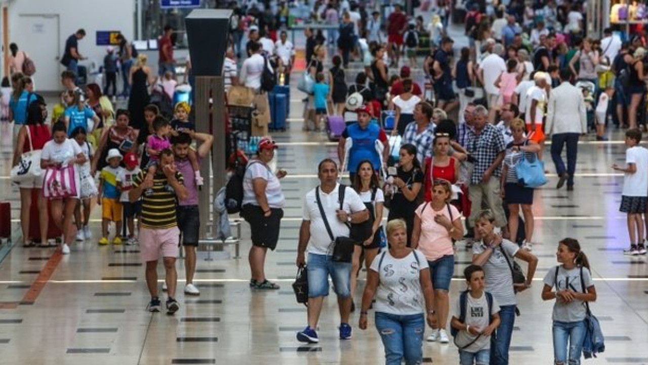 Yabancı turist sayısında rekor! Bakan Ersoy açıkladı...