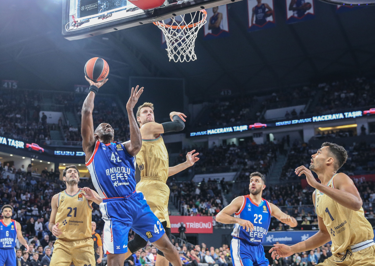 Anadolu Efes Barcelona’yı devirdi!