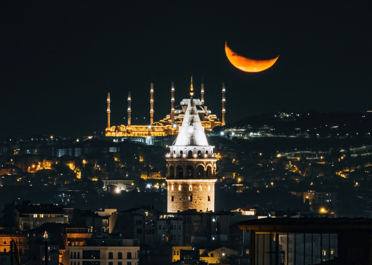 Çamlıca Cami, Galata Kulesi ve hilal aynı karede... Görenler mest oldu...