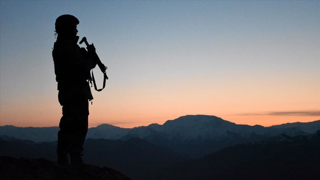 PKK'dan kaçtı, güvenlik güçlerimize teslim oldu! Diyarbakır’da evlat nöbeti tutan bir aile daha evladına kavuştu