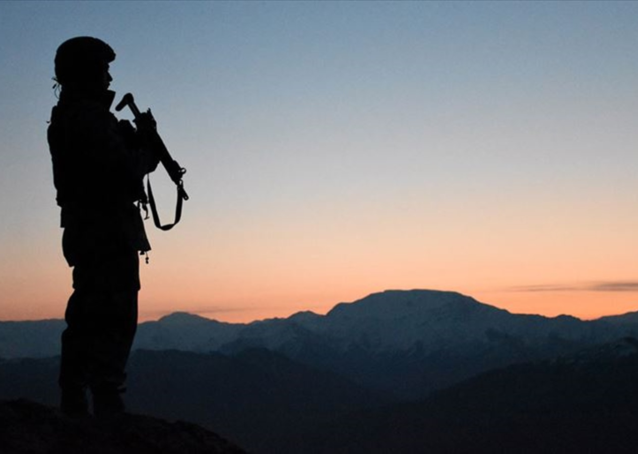 PKK'dan kaçtı, güvenlik güçlerimize teslim oldu! Diyarbakır’da evlat nöbeti tutan bir aile daha evladına kavuştu