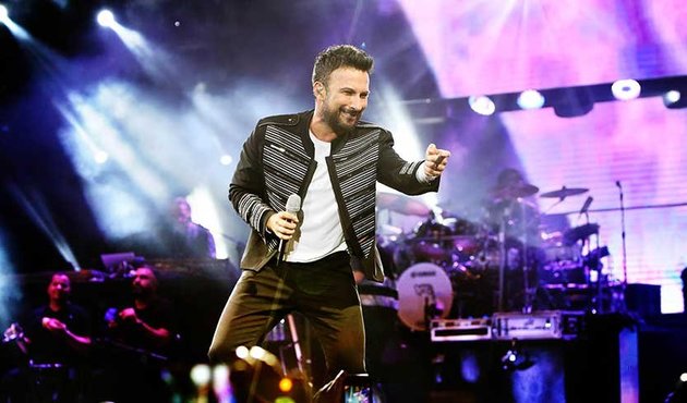 Tarkan, eşi Pınar Tevetoğlu'nu hüngür hüngür ağlattı!