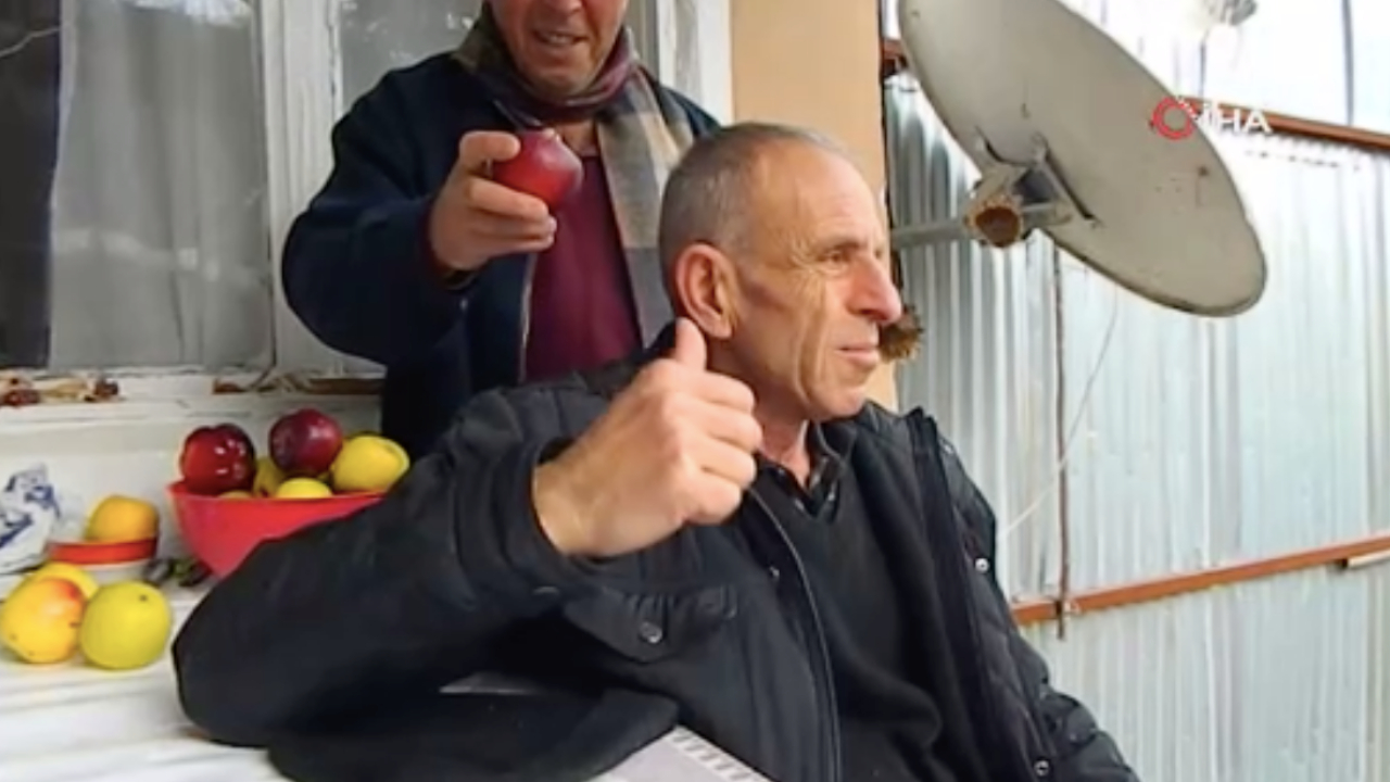 Şoke eden yetenek: Ardahanlı emekli öğretmen kafasına vurulan elmanın rengini ve cinsini biliyor!