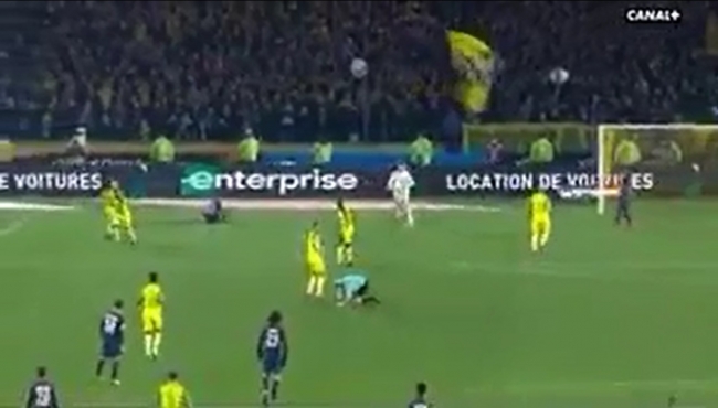 Nantes - PSG maçının hakeminden görülmemiş hareket!