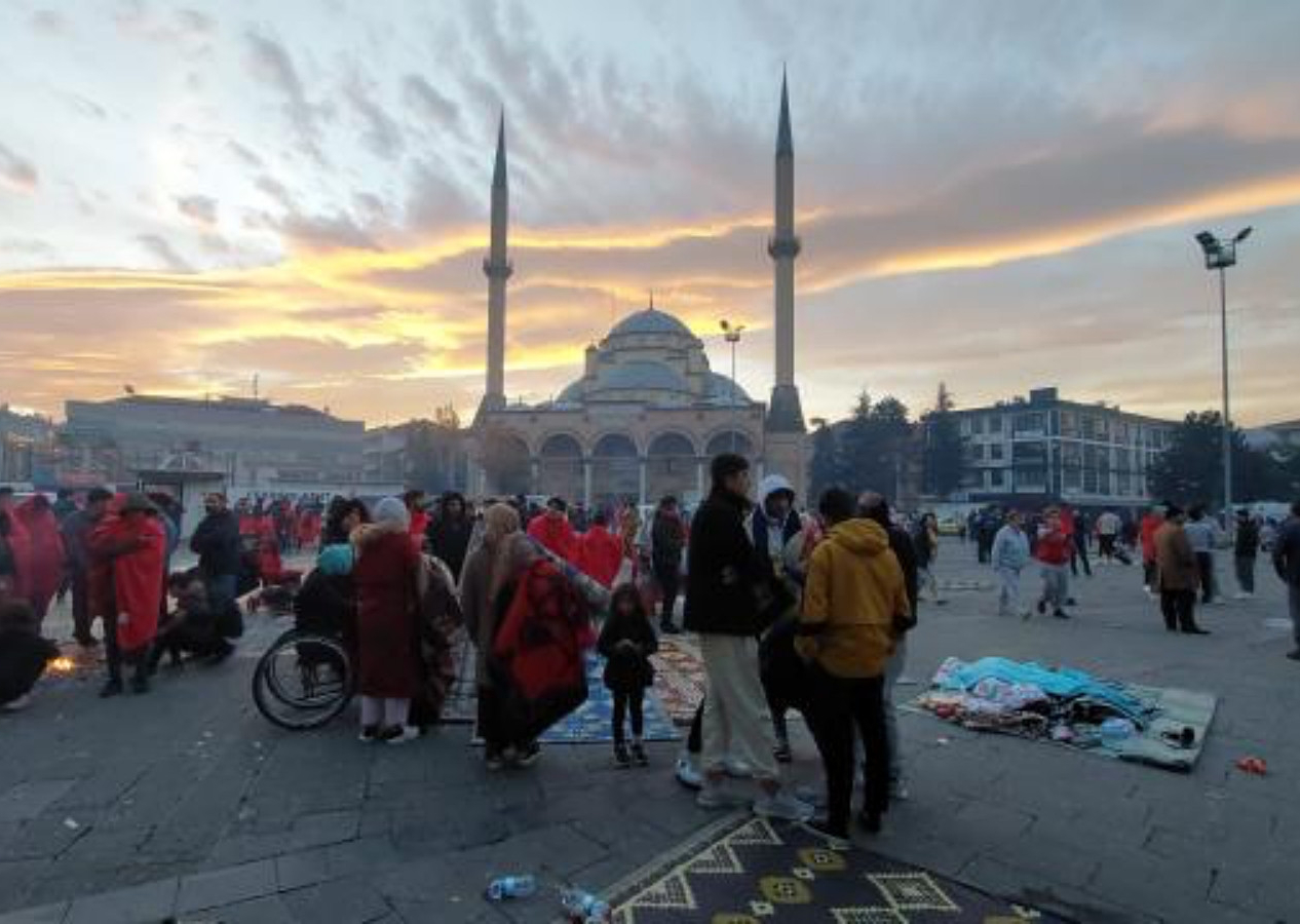 Fırsatçılar deprem bile dinlemiyor! Vatandaşlar sokağa çıkınca harekete geçtiler! EGM'den uyarı geldi...