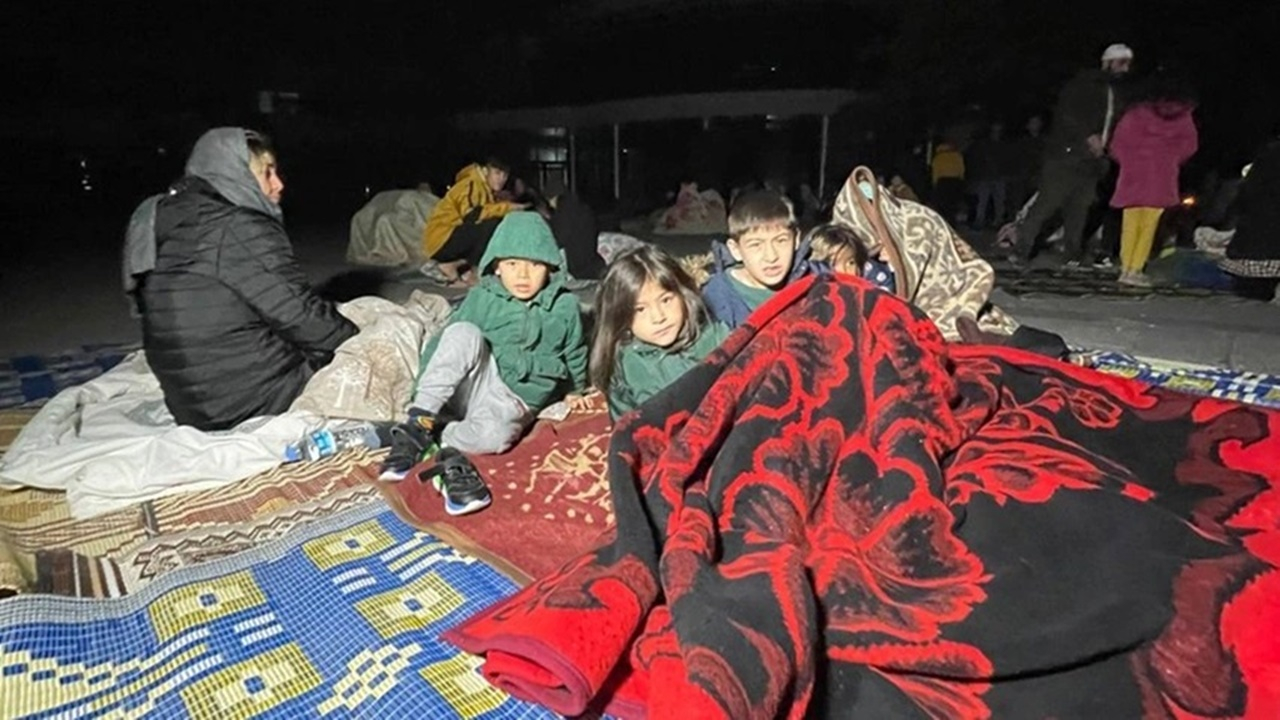 Düzce'deki deprem sonrası 4 ilde okullar tatil edildi