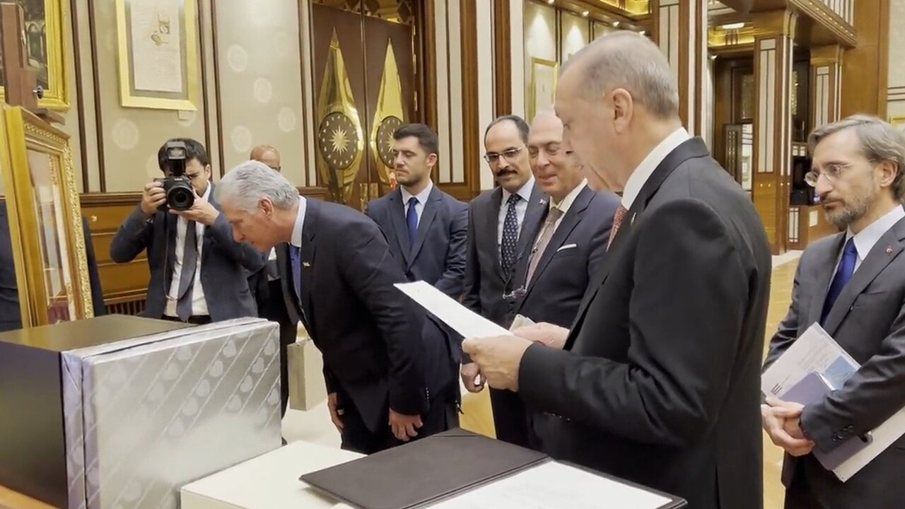 Cumhurbaşkanı Recep Tayyip Erdoğan'dan Küba Devlet Başkanı'na tarihi hediye...
