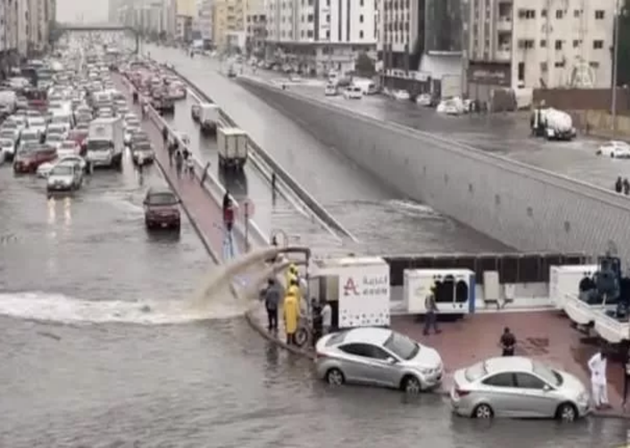 Suudi Arabistan'da sel felaketi! Araçlar böyle sürüklendi