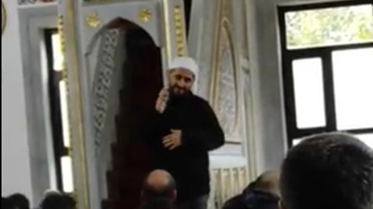 İmam, işitme engelli vatandaşa işaret diliyle cuma hutbesini anlattı
