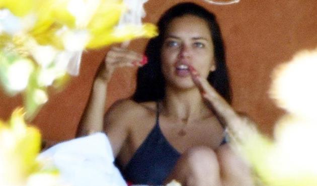 Adriana Lima sevgilisi Metin Hara'yı kahvaltıda öpücüklere boğdu!