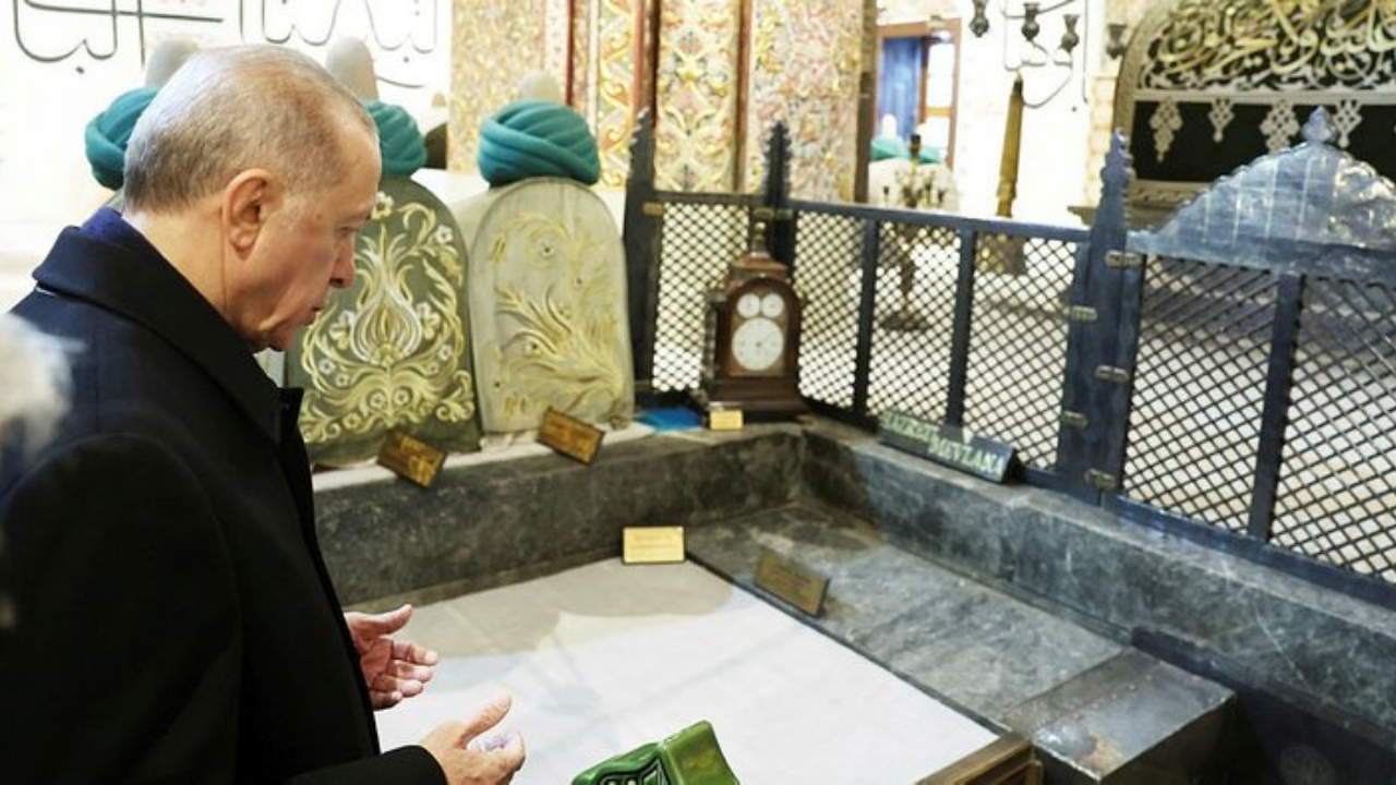 Cumhurbaşkanı Erdoğan'dan Mevlana Türbesi'ne ziyaret: Kabri başında dua etti!