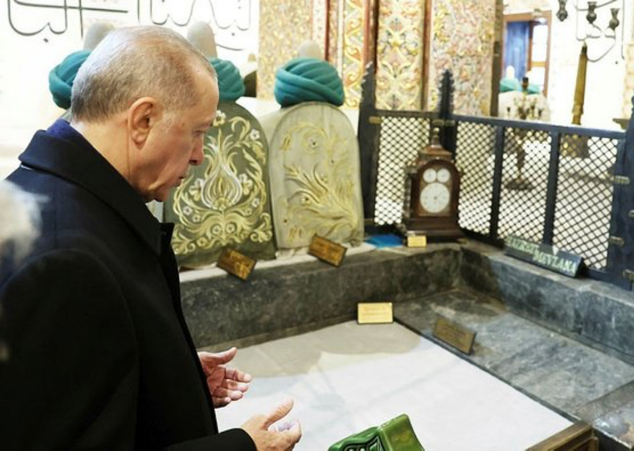 Cumhurbaşkanı Erdoğan'dan Mevlana Türbesi'ne ziyaret: Kabri başında dua etti!