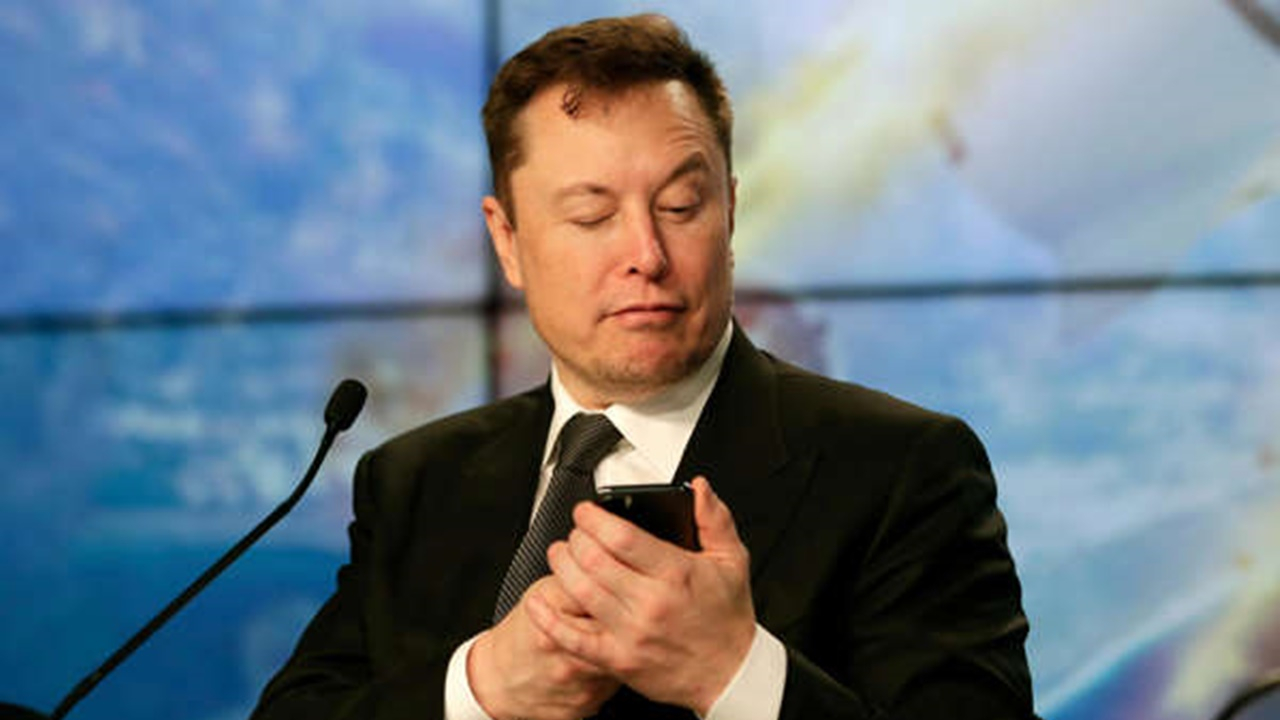 Elon Musk, Apple ve Google'a meydan okudu! Yeni hedefi telefon üretmek