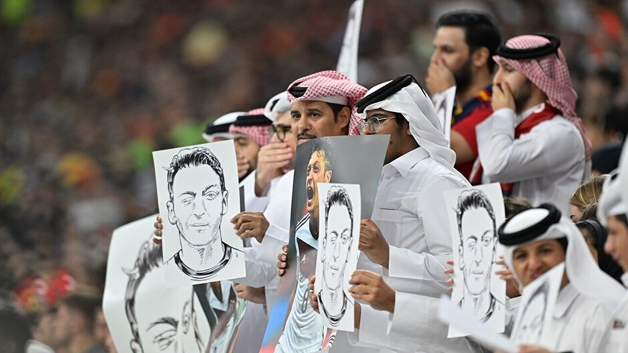Böylesi görülmedi! Katar'da Almanlara Mesut Özil'li protesto...