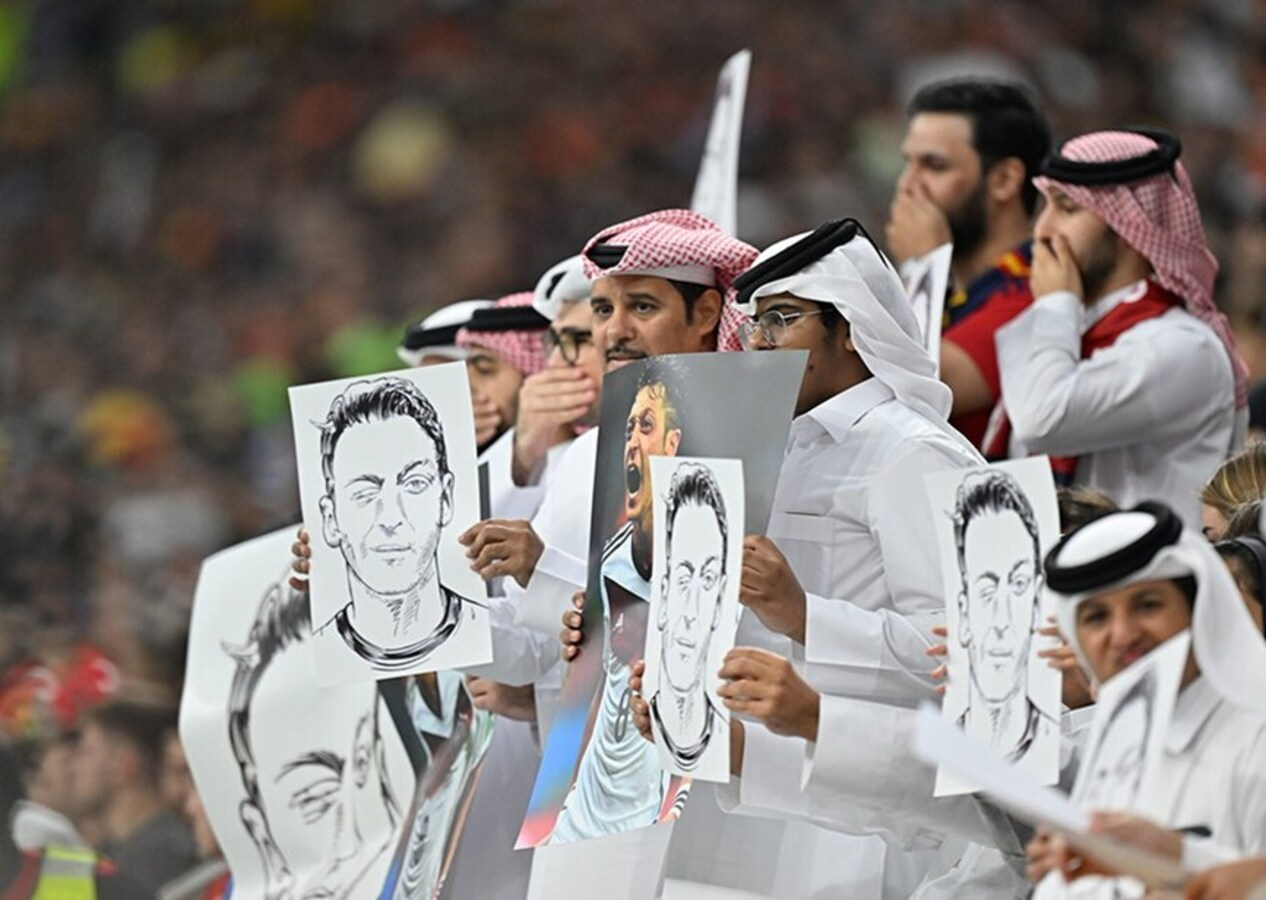 Böylesi görülmedi! Katar'da Almanlara Mesut Özil'li protesto...