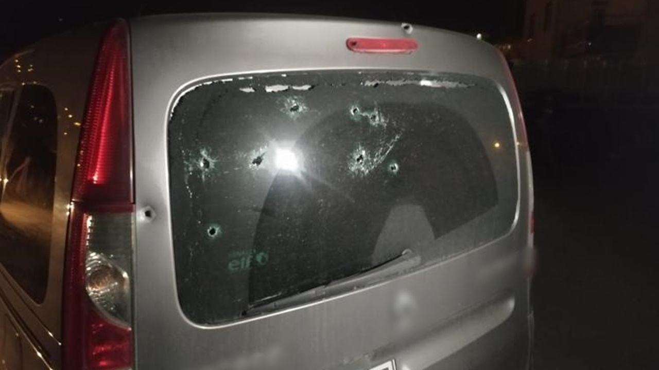 Çorum'da iki grup arasında kavga çıktı, bıçak çekildi, silah patladı... Polis aracına kurşun isabet etti
