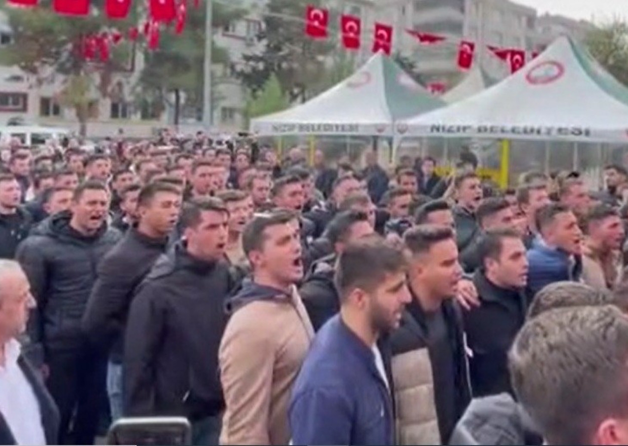 Şehidin silah arkadaşları tüyleri diken diken etti! Taziyede hep bir ağızdan marş okudular...