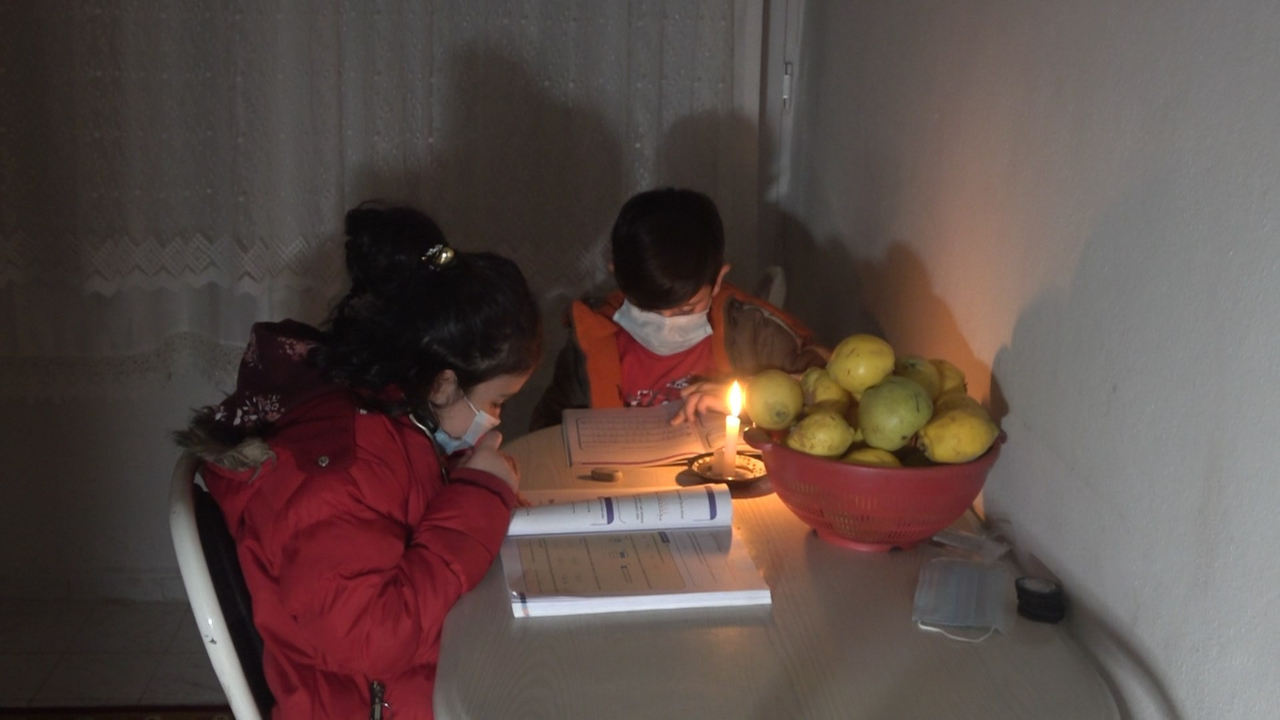 Ev sahibi binayı satın alınca yapmadığı kalmadı! Evde montla ve mumla ders çalışıyorlar...