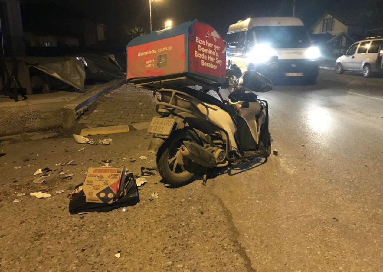 Korkunç kaza: Pizza taşıyan kurye ağır yaralandı