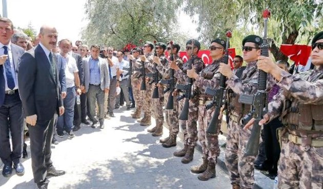 Bakan Soylu'yu karşılayan manganın tüfeklerindeki detay dikkati çekmişti...
