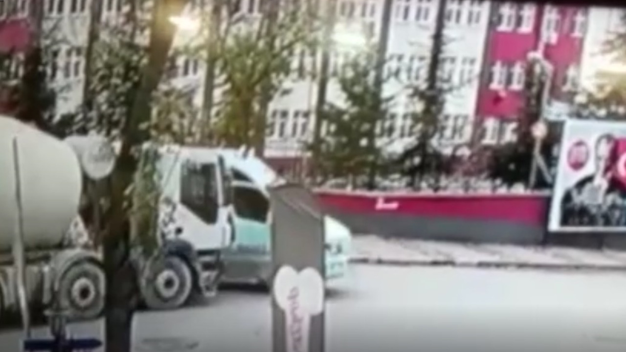 Beton mikseri ile minibüs çarpıştı! Kaza anı kameralara böyle yansıdı