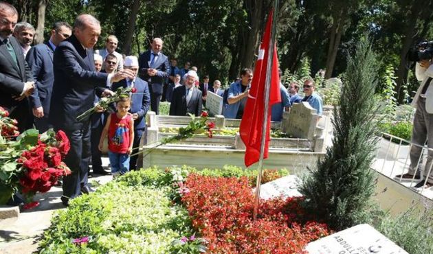 Erdoğan, Olçok'un mezarı başında Kuran okudu/Video...