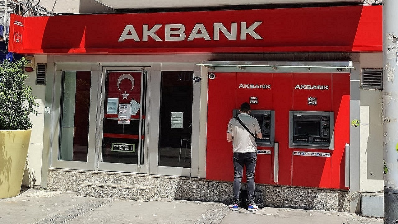 Akbank'tan yılbaşı hediyesi! Şimdi 5 bin TL'lik harcama yap, 2 ay sonra faizsiz olarak öde!