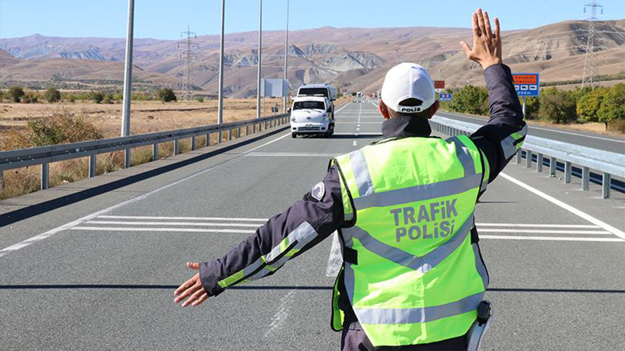 Sürücülerin dikkatine! Trafik denetimleri sıklaştı! Basit gibi görünen büyük hatadan tam 7 bin 936 TL'lik ceza yediler!