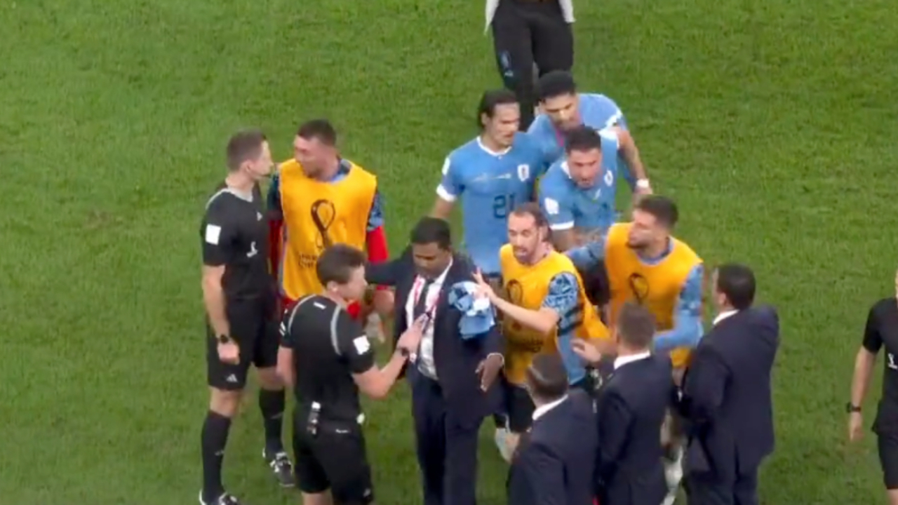 Uruguay’lı futbolcular hakemlerin üzerine yürüdü!