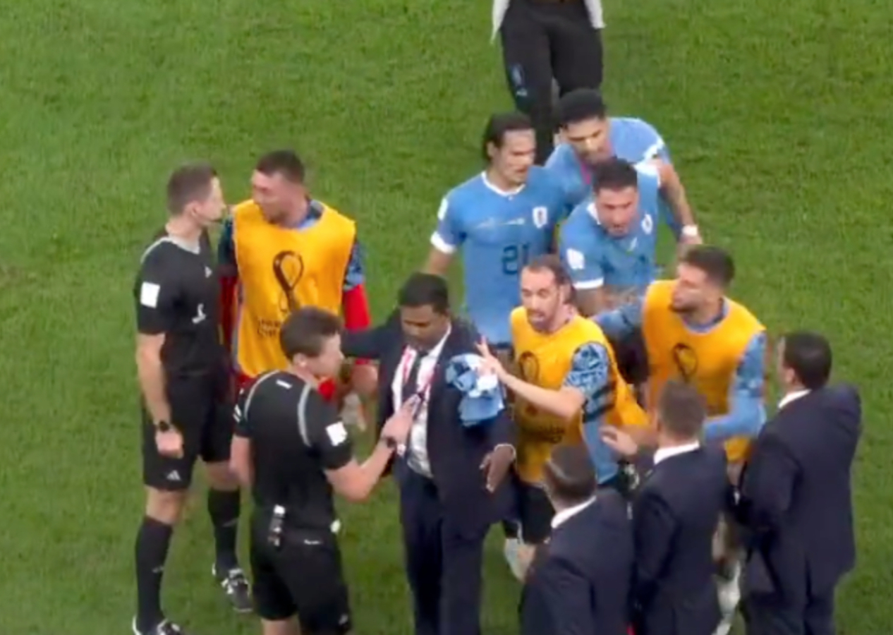 Uruguay’lı futbolcular hakemlerin üzerine yürüdü!
