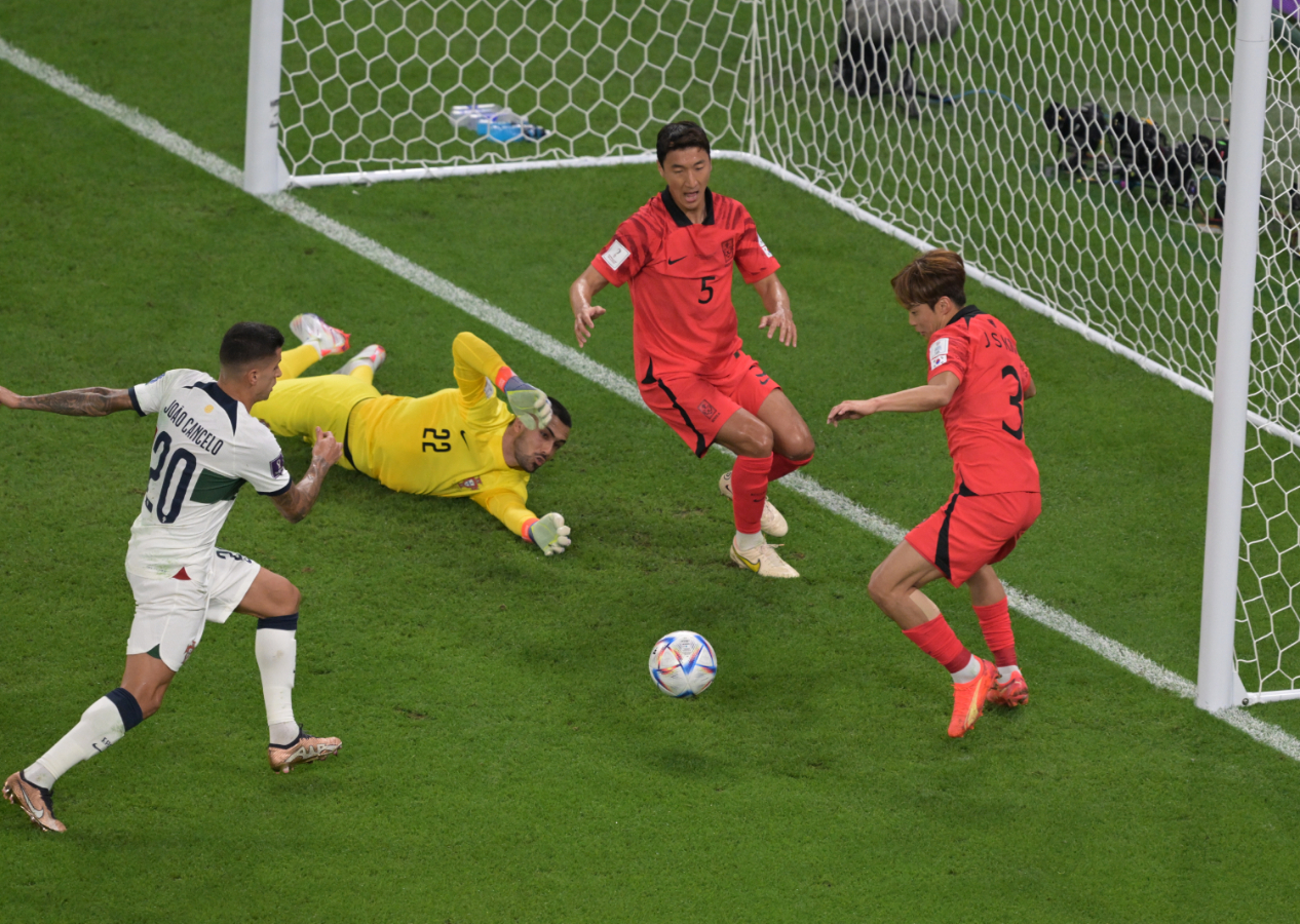 Güney Kore uzatmalarda bulduğu golle turladı!