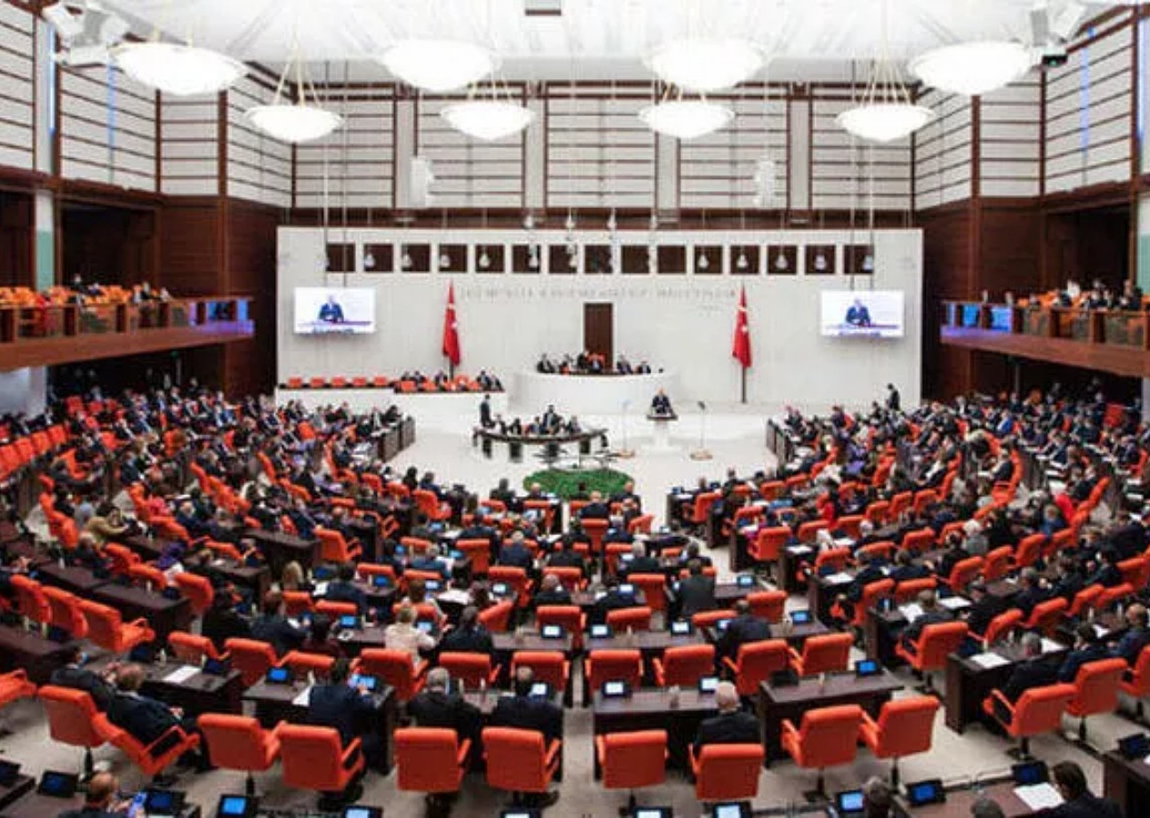 Başörtüsü ile ilgili anayasa değişiklik teklifi imzaya açıldı! Haftaya Meclis'te