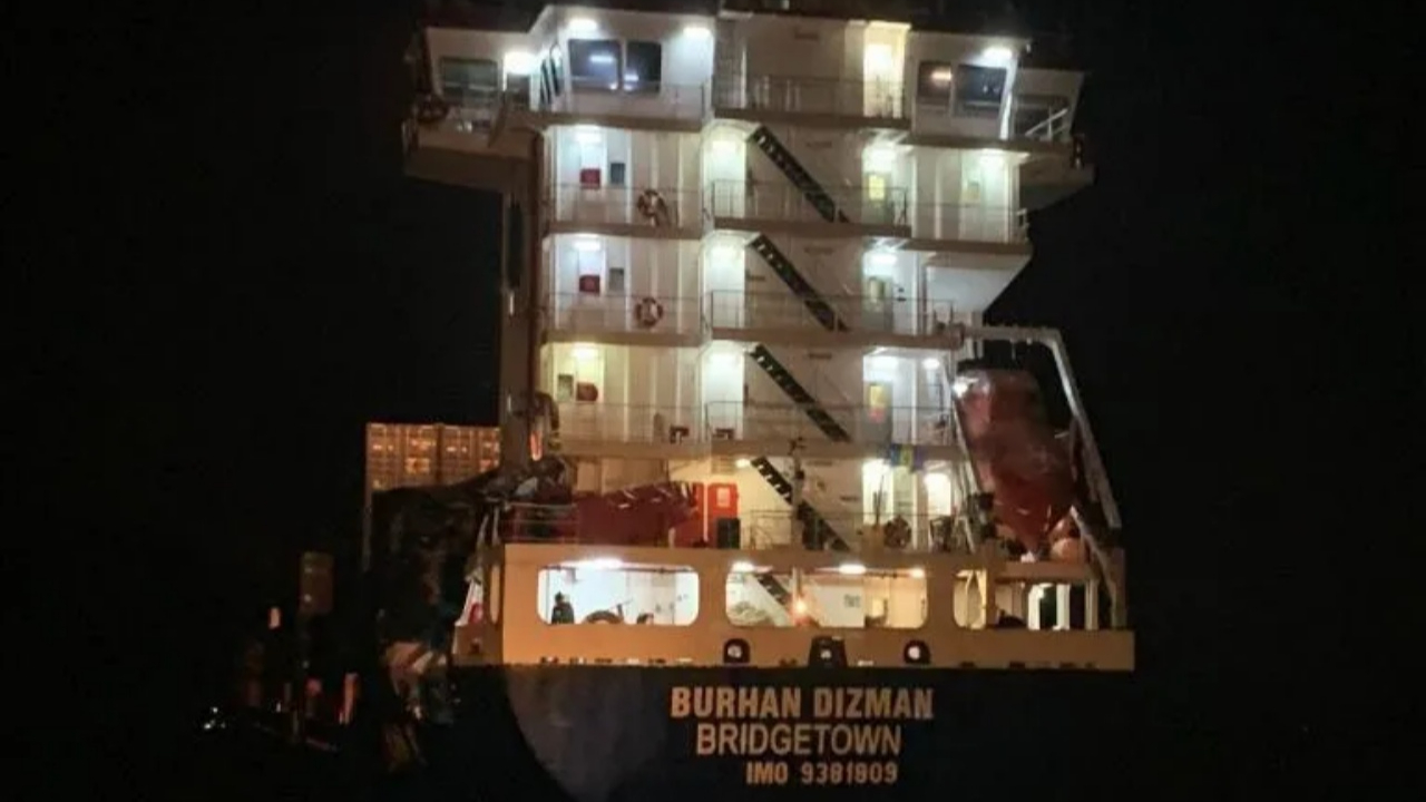 İstanbul Boğazı'nda iki gemi çarpıştı