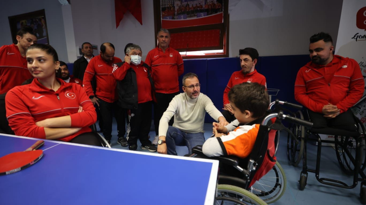 Bakan Kasaoğlu'ndan Dünya Engelliler Günü'nde Para Masa Tenisçilere sürpriz