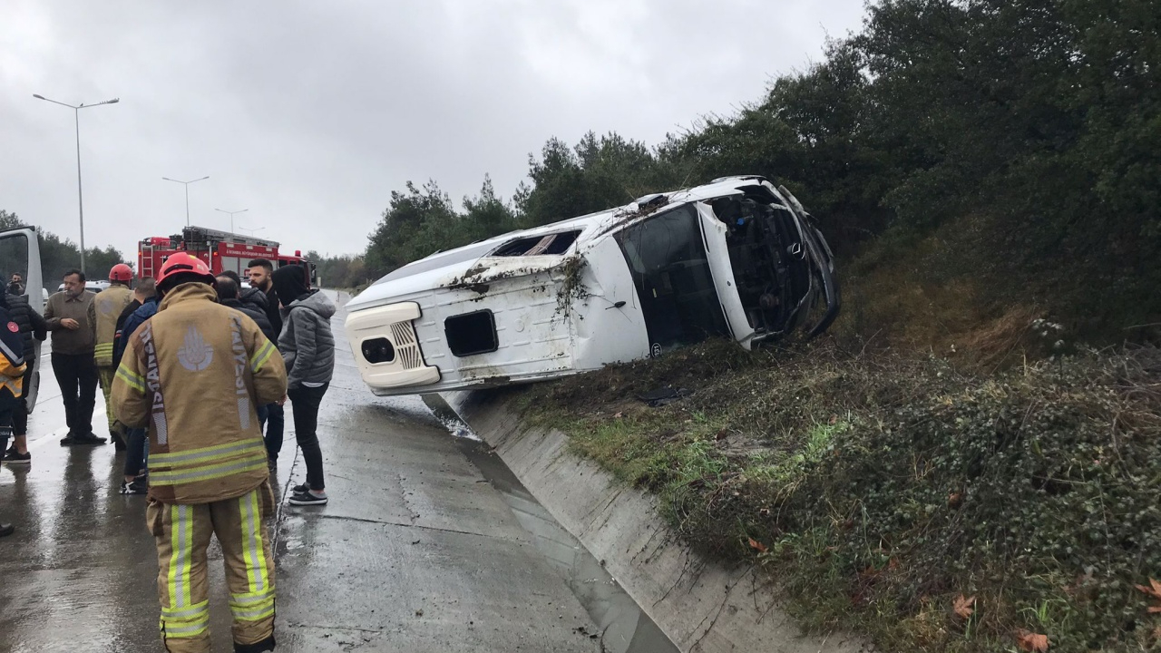 İstanbul Eyüpsultan'da minibüs devrildi! Çok sayıda yaralı var