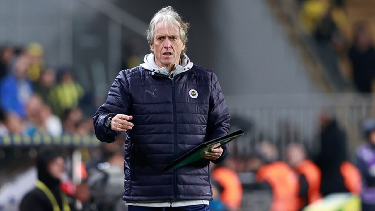 Fenerbahçe Teknik Direktörü Jorge Jesus, Villareal maçı sonrası açıklamalarda bulundu: Bu sene oynayabilecek mi bilmiyorum...