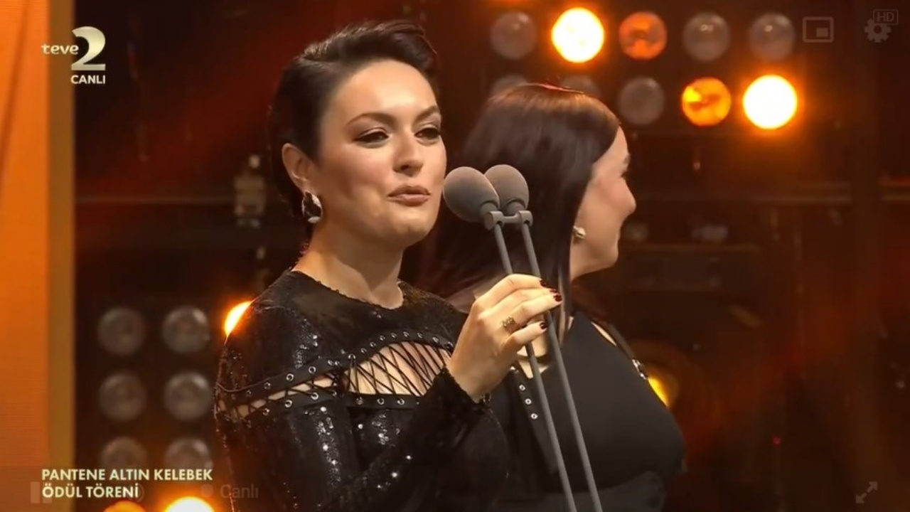 Ezgi Mola'nın Altın Kelebek Ödülleri Konuşması Ayakta Alkışlandı