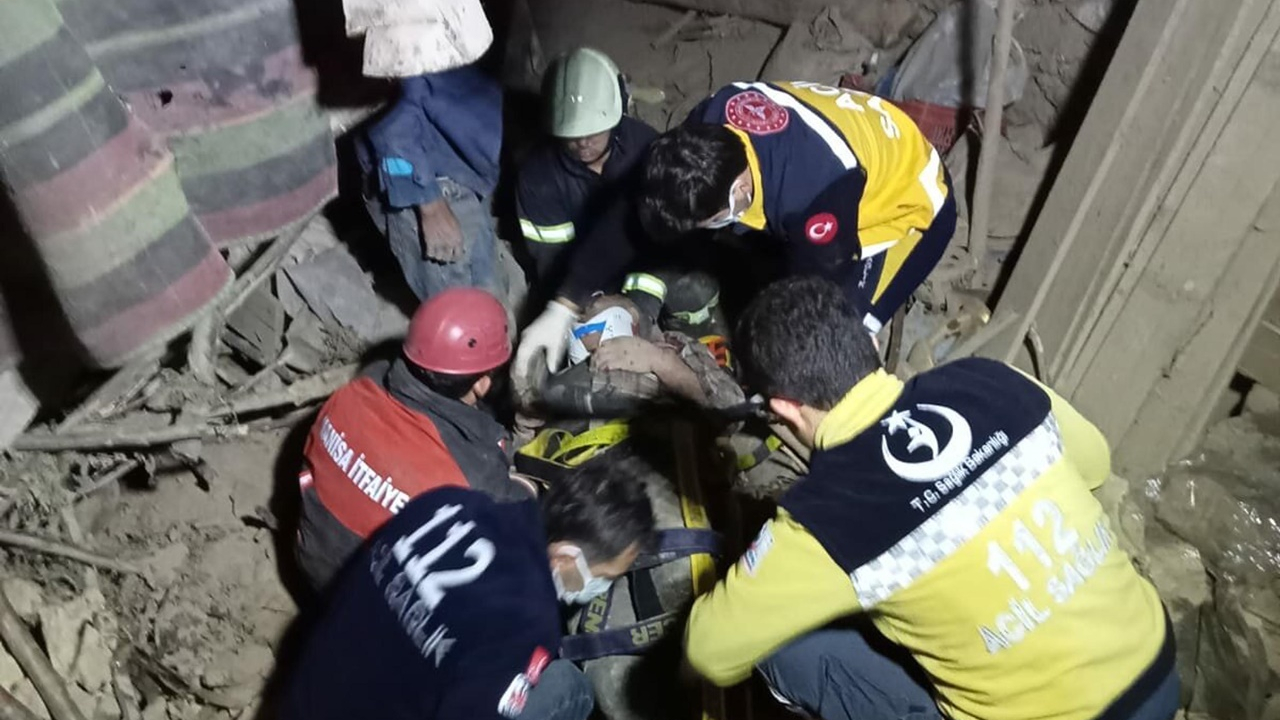 Manisa'da korkutan olay! Yalnız yaşadığı evin çatısı başına yıkıldı