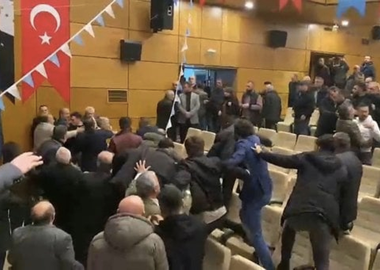 İYİ Parti'de olaylı bir kongre daha! Rize Merkez İlçe Kongresinde yumruklar havada uçuştu