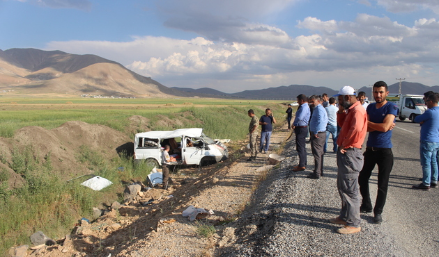 Van'da minibüs şarampole yuvarlandı: 2 ölü, 4 yaralı...