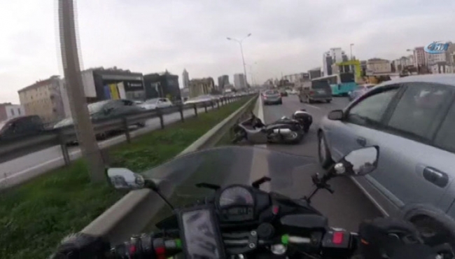 Otomobilin sıkıştırdığı motosikletli böyle kaza yaptı!