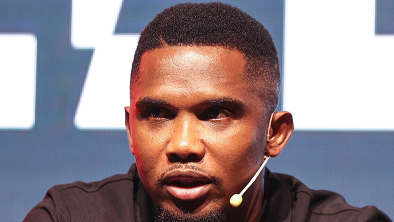 Eto'o hakem sorusuna tekmeyle saldırdı