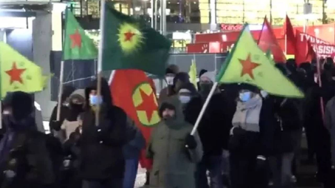 Finlandiya'da düzenlenen eylemde terör örgütü YPG/PKK paçavraları engellendi