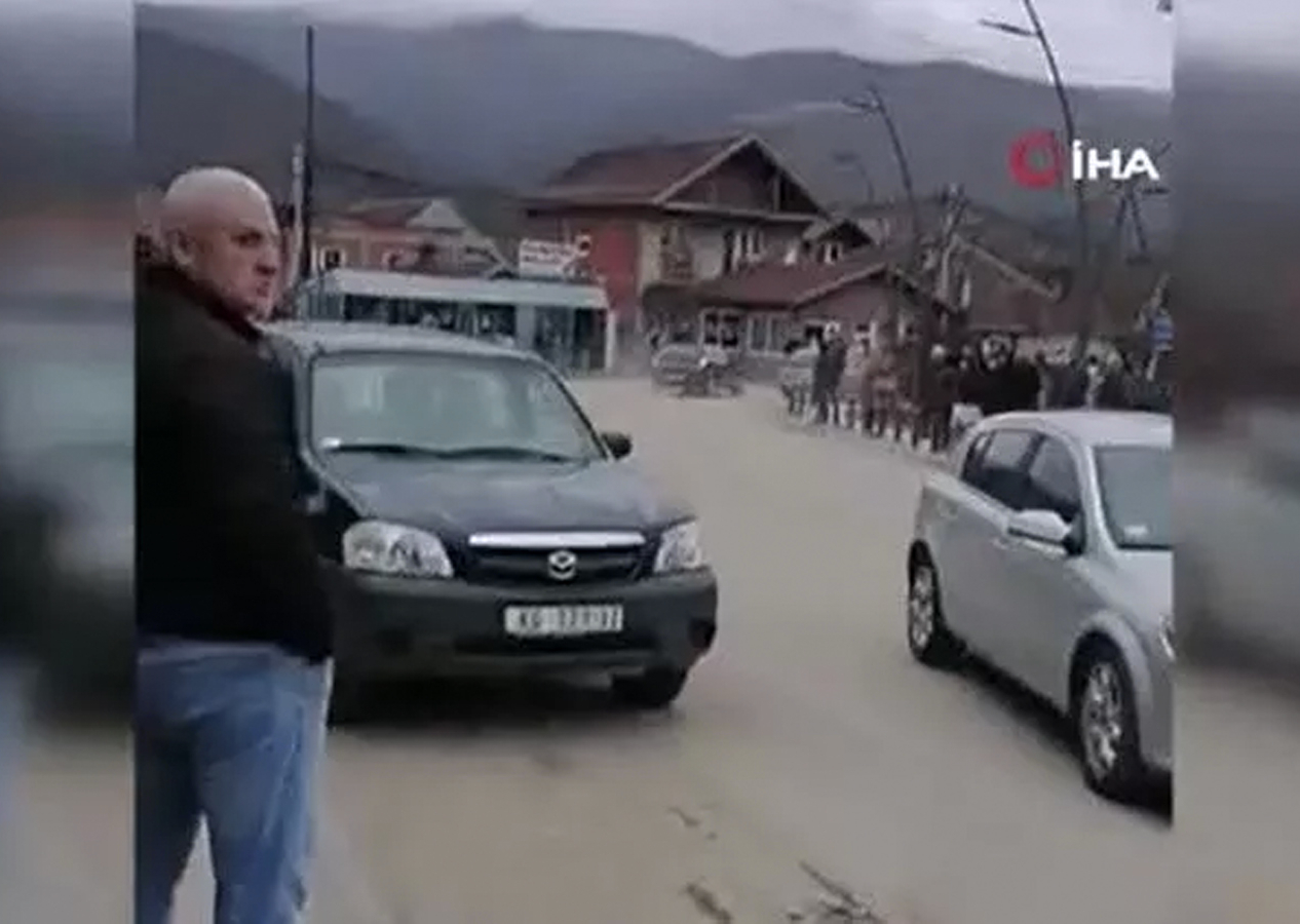 Kosova'da hareketli anlar: Patlama ve silah sesleri duyuldu