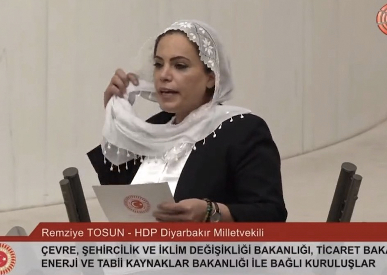 'Operasyonlar dursun' dedi, tülbentle provokasyon yaptı
