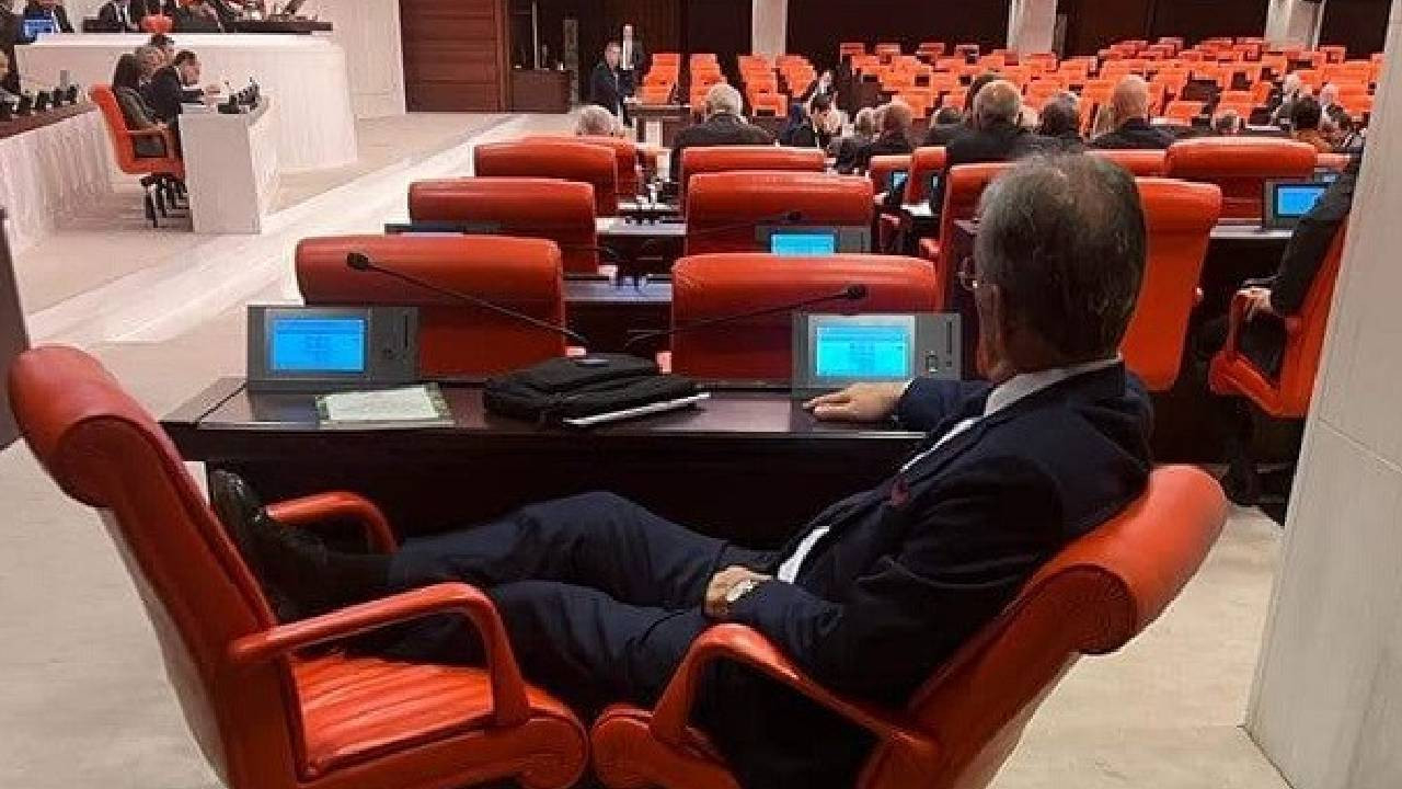 İYİ partili vekilin meclis keyfi!