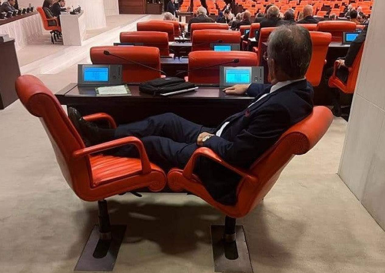 İYİ partili vekilin meclis keyfi!