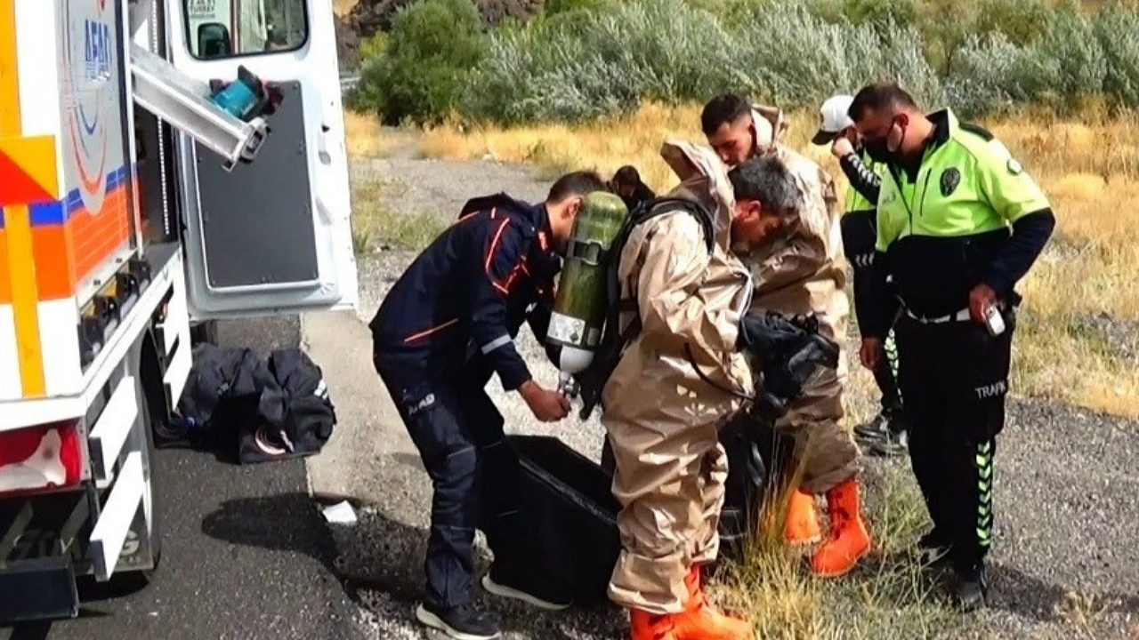 Erzincan'da kimyasal madde taşıyan TIR'da sızıntı! Ekipler müdahale ediyor...