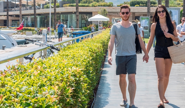 Bodrum tatili dolu dizgin devam eden Adriana Lima-Metin Hara çifti mutluluk pozlarına devam ediyor!