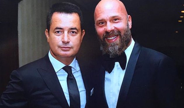 Yüzükler takıldı... Evliliğe ilk adımı attılar!